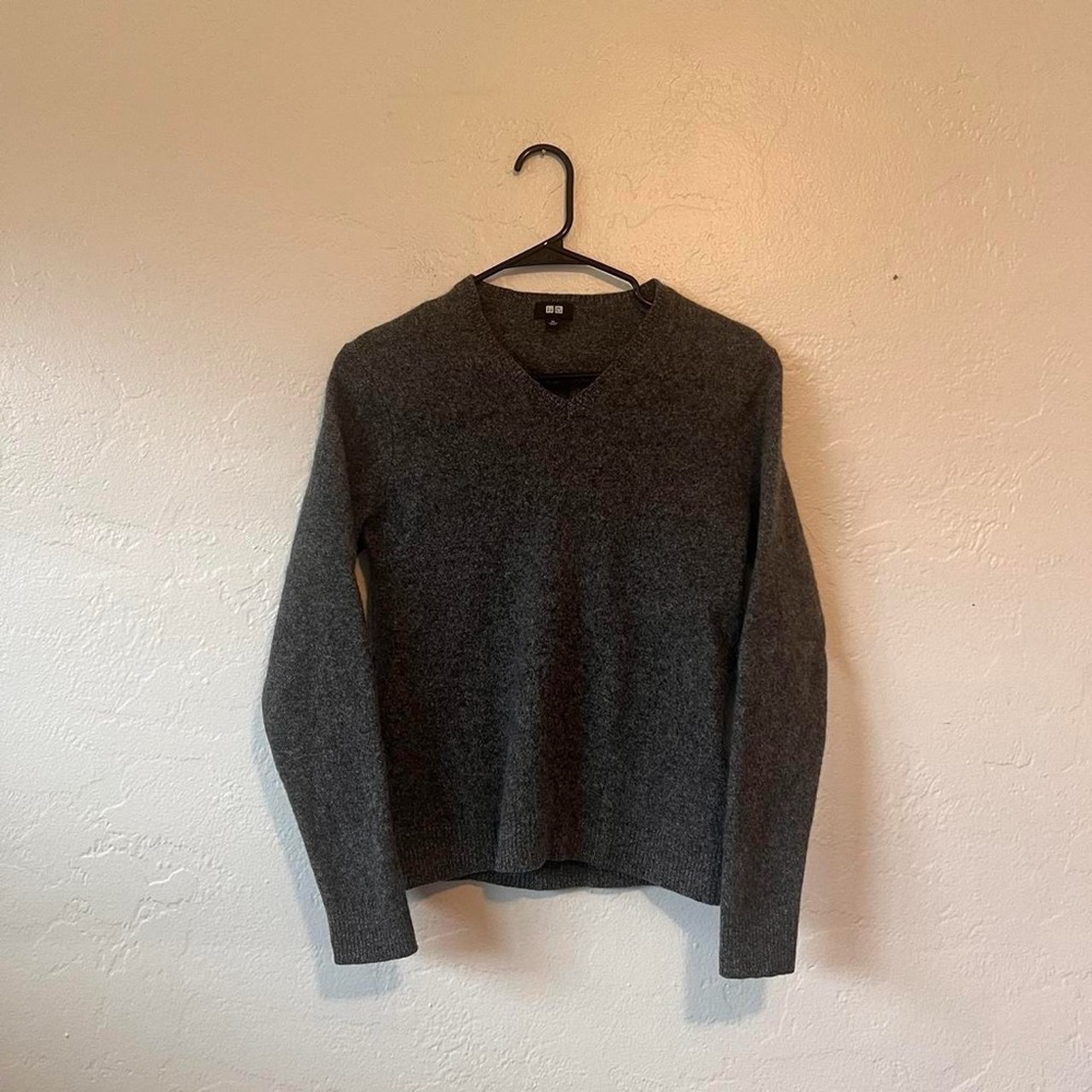 Uniqlo grey vneck wool sweater ‼️
